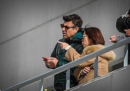 Sophia Yang conversa con Nico Rodríguez durante un partido del filial en la Ciudad Deportiva.