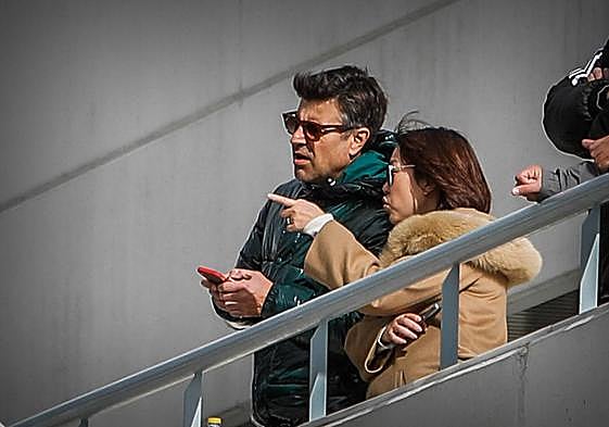 Sophia Yang conversa con Nico Rodríguez durante un partido del filial en la Ciudad Deportiva.