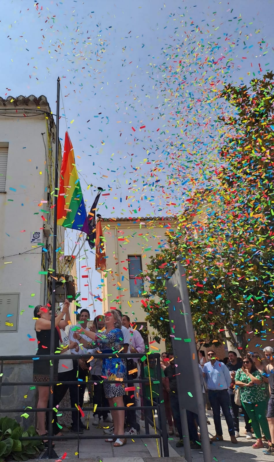 Momento del izado de la bandera.