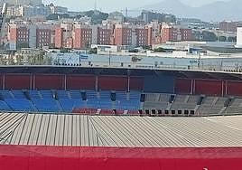 El fondo norte, con la mitad de asientos azules ya desmontados.