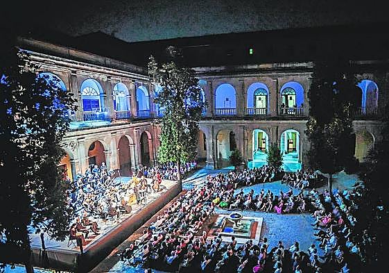 Aspecto que presentaba anoche el patio del Colegio Mayor Santa Cruz la Real.