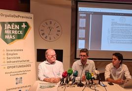 Dirigentes de Jaén Merece Más, con el acta notarial al fondo.