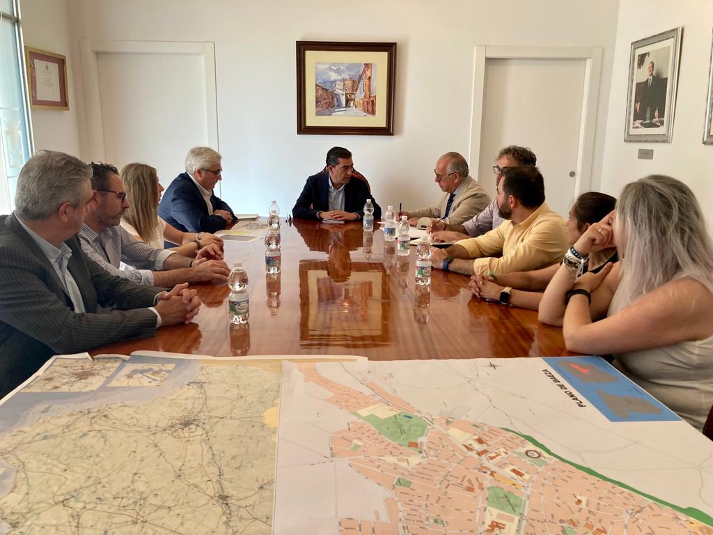Reunión de representantes de la Junta y del Ayuntamiento de Baeza.