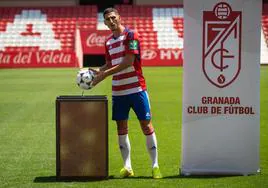 Yann Bodiger, el día de su presentación como jugador del Granada, la primera del periodo estival pasado.