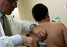 El PSOE critica la falta de pediatras y la Junta responsabiliza al Gobierno de España.