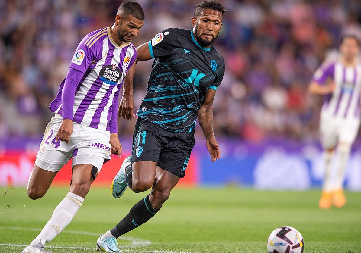 Joaquín Fernández saca el balón ante el acoso de Dyego Sousa.