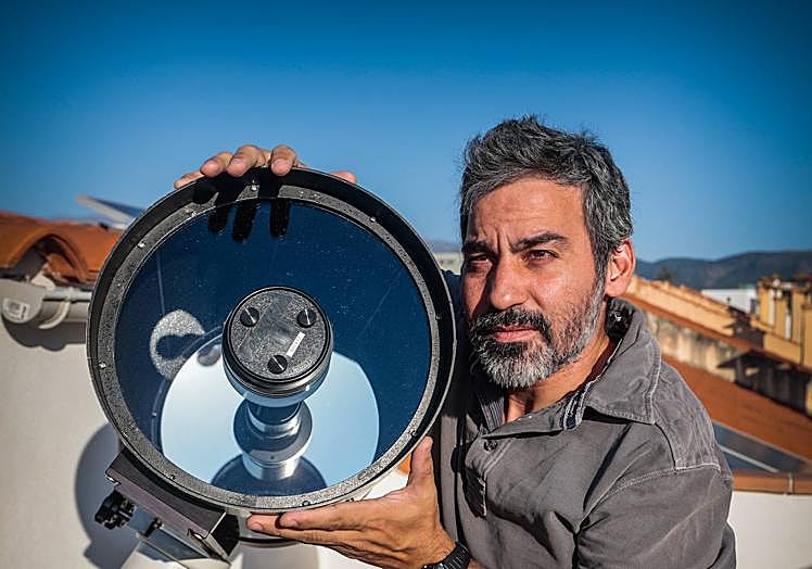 Imagen principal - Miguel Sánchez, en el observatorio de casa.