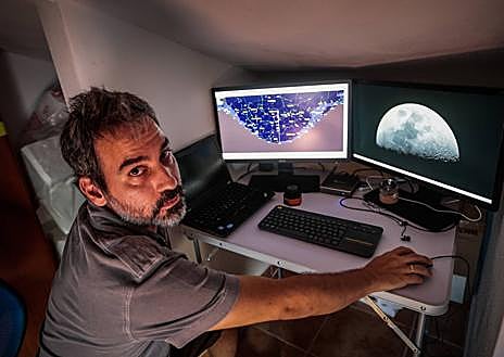 Imagen secundaria 1 - Miguel Sánchez, en el observatorio de casa.