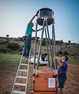 Imagen secundaria 2 - Sergio Alonso y Antonio Román instalan el telescopio que transportan en 'El Roberto'. 