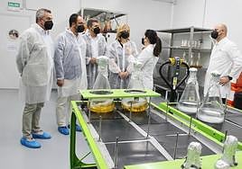 La ministra de Educación, Pilar Alegría, visita los laboratorios de Vellsam