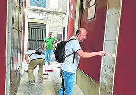 Algunos de los participantes en la limpieza y pintura de la zona de Arcos del Consuelo.