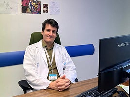 Cózar Ortiz, en su consulta del Hospital Gómez Ulla.