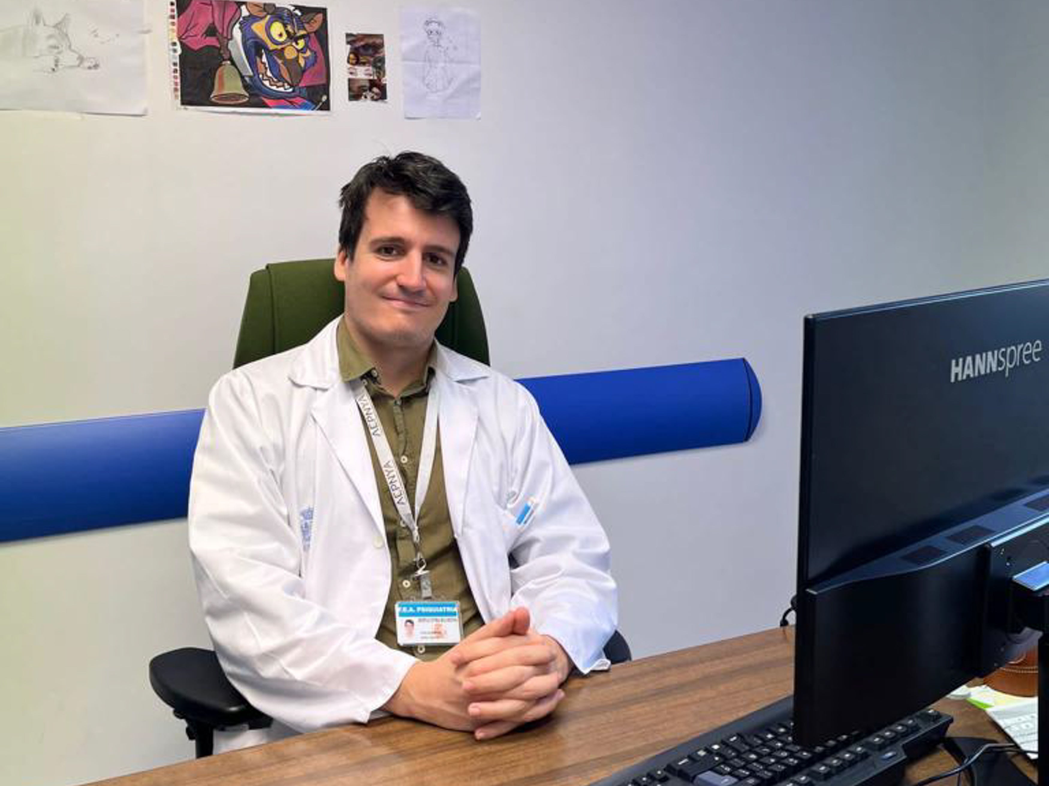 Cózar Ortiz, en su consulta del Hospital Gómez Ulla.