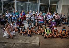 Los ancianos aguardan la entrada de los menores en su último día de convivencia.
