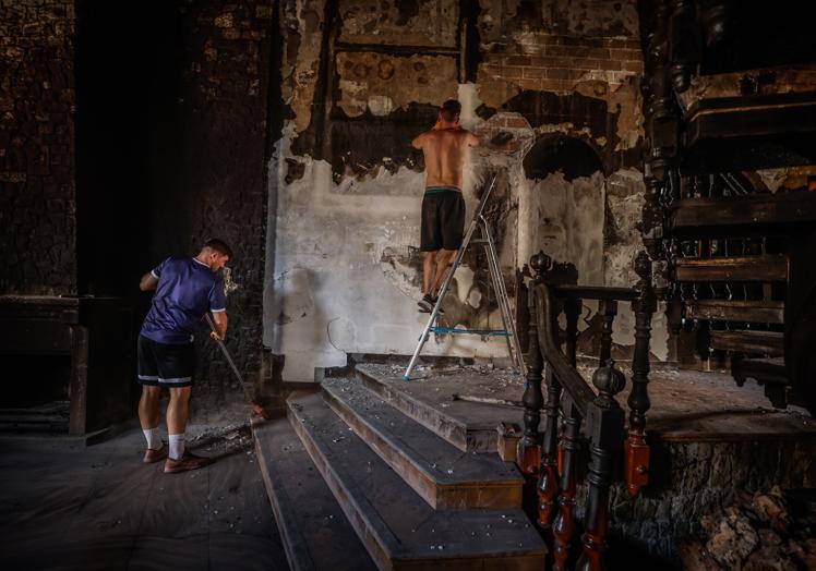 Imagen principal - Así ha quedado la casa suiza después del incendio.