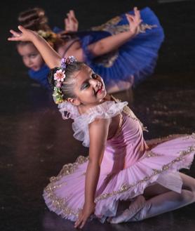 Imagen secundaria 2 - El Festival de Danza de Adagio llena el Auditorio de arte y solidaridad con la Asociación Contra el Cáncer