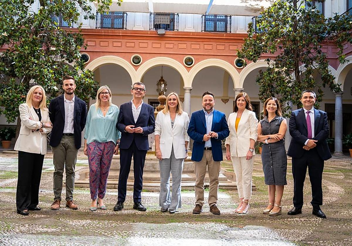 Carazo posa junto a los alcaldes de barrio.