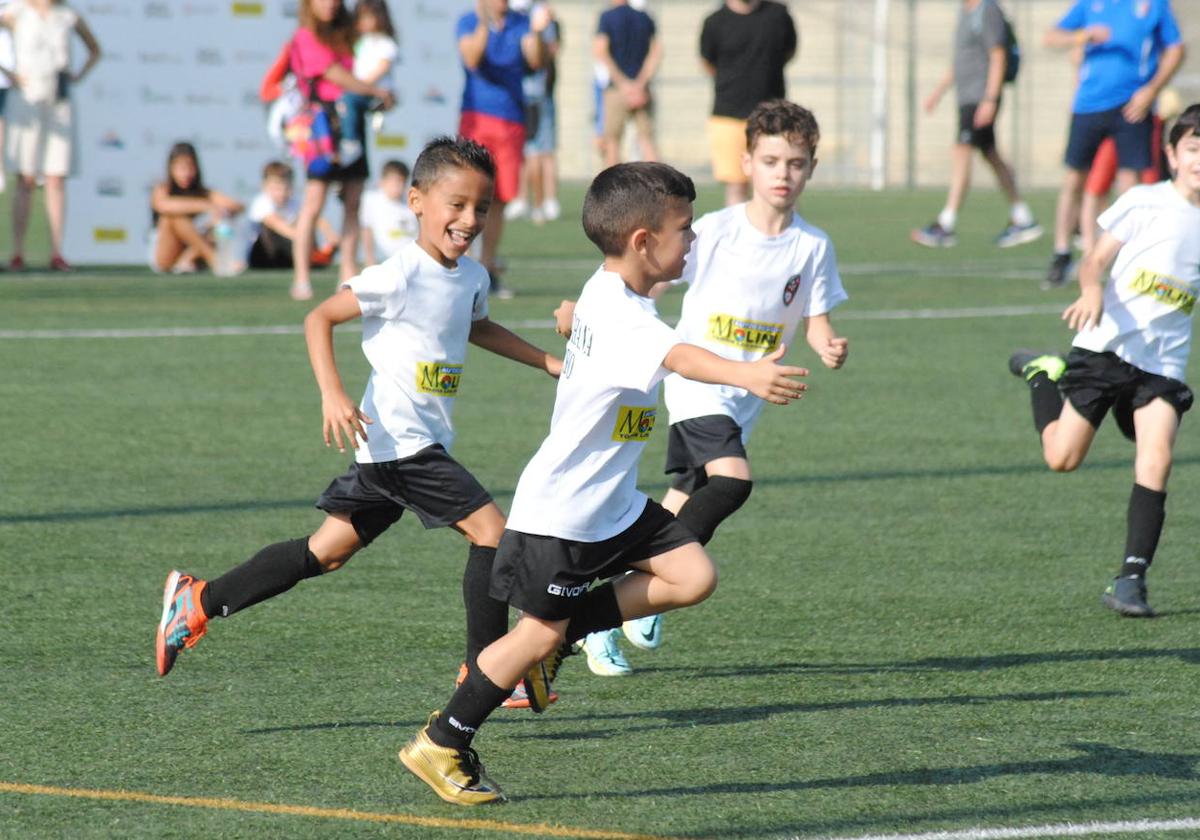 Un jugador de la UDEstrellas Chana Barrio celebra un gol durante el torneo de las fiestas populares del barrio, celebrado ayer por la mañana, evitando el calor.