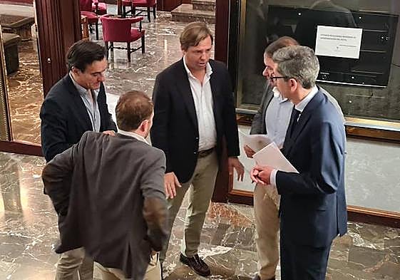 El secretario general del PP andaluz habla con los dirigentes de JM+ en presencia de Erik Domínguez y Agustín González, tras salir de la firma notarial y antes de anunciar el pacto de gobierno.