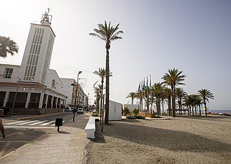 Imagen secundaria 1 - Torrenueva sin playa por un temporal en los años 50. | Actual paseo marítimo de la ya independiente Torrenueva Costa | Puente colgante recién estrenado.