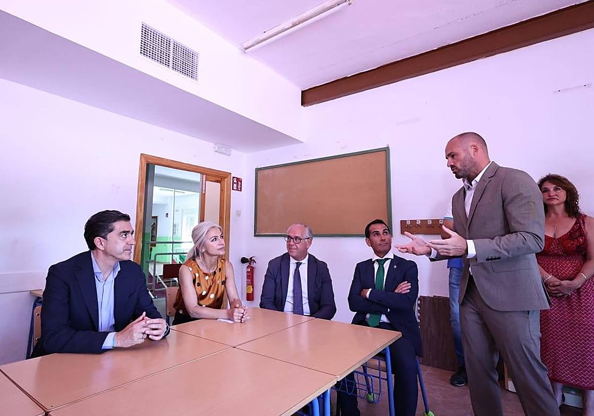 Patricia del Pozo, junto a otras autoridades de la provincia, en el colegio de Infantil y Primaria Antonio Machado de Baeza.