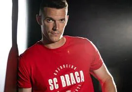 Adrián Marín posa como nuevo futbolista del Braga.