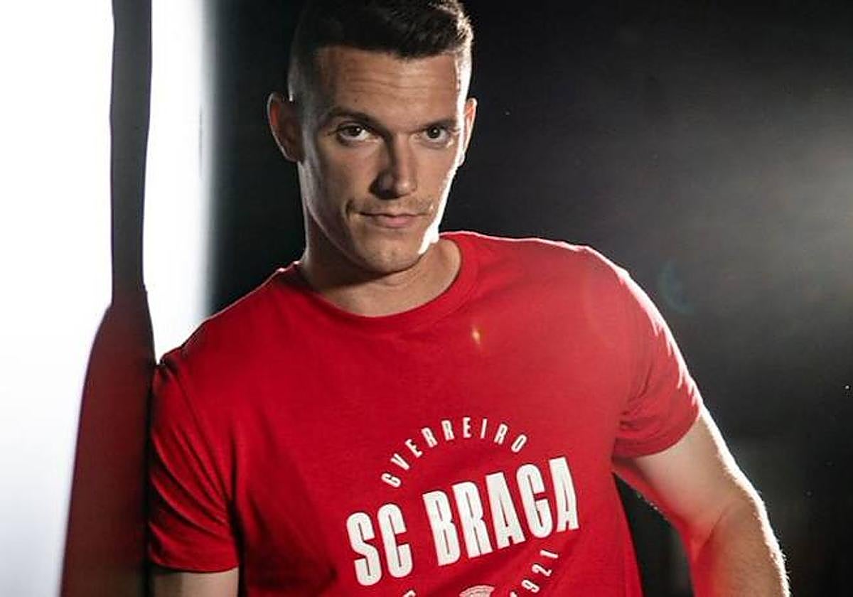 Adrián Marín posa como nuevo futbolista del Braga.