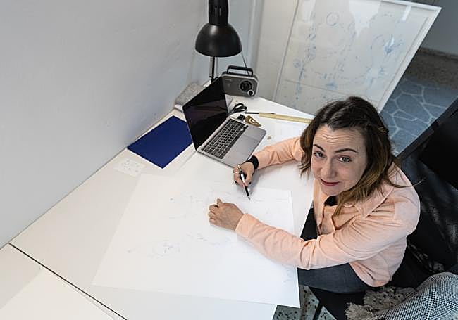 Mora, en la mesa de dibujo de su taller.