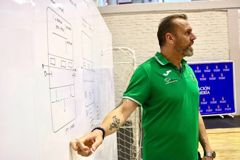 Imagen secundaria 1 - Los blanquiverdes entrenan en el Moisés Ruiz (arriba) Carlos Carreño da pistas del trabajo técnico (en el centro). Paulo Renan hace ejercicios con dos pelotas de tenis (abajo).