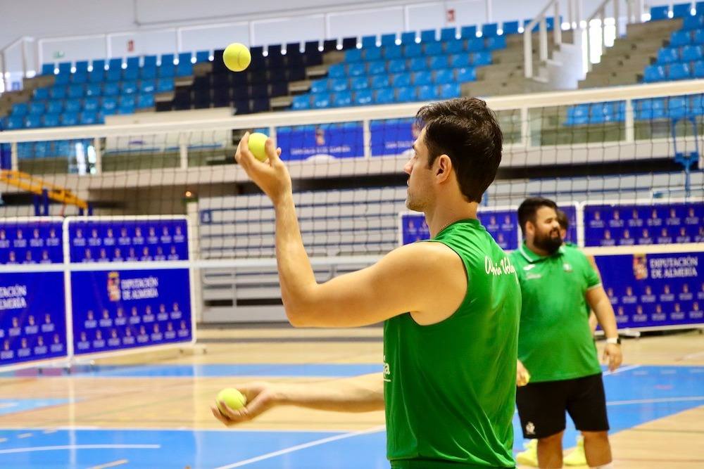 Imagen secundaria 2 - Los blanquiverdes entrenan en el Moisés Ruiz (arriba) Carlos Carreño da pistas del trabajo técnico (en el centro). Paulo Renan hace ejercicios con dos pelotas de tenis (abajo).