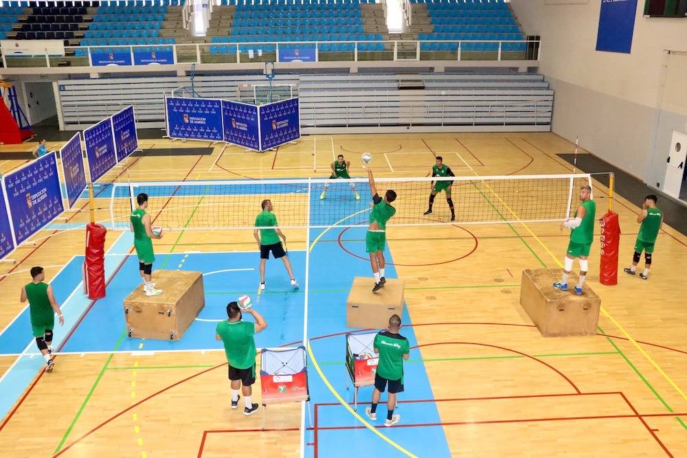 Imagen principal - Los blanquiverdes entrenan en el Moisés Ruiz (arriba) Carlos Carreño da pistas del trabajo técnico (en el centro). Paulo Renan hace ejercicios con dos pelotas de tenis (abajo).