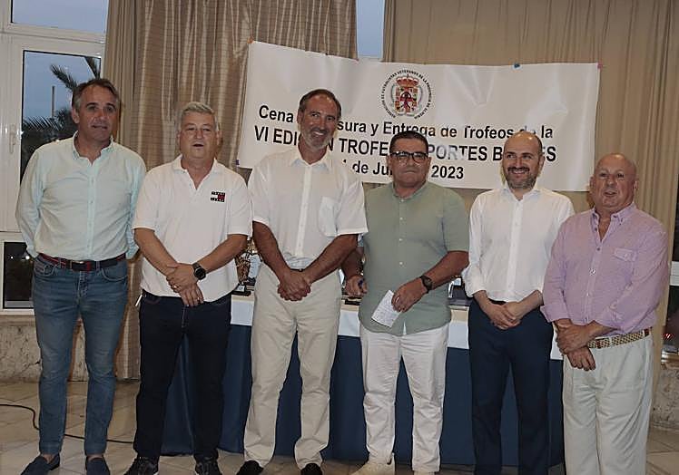 Imagen principal - Arrubamesa presidencial de la entrega. En el centro, Rocío García recible una placa de la Asociación de Veteranos. Abajo, Antonio Jesús Casimiro se estrena en el fútbol veterano.