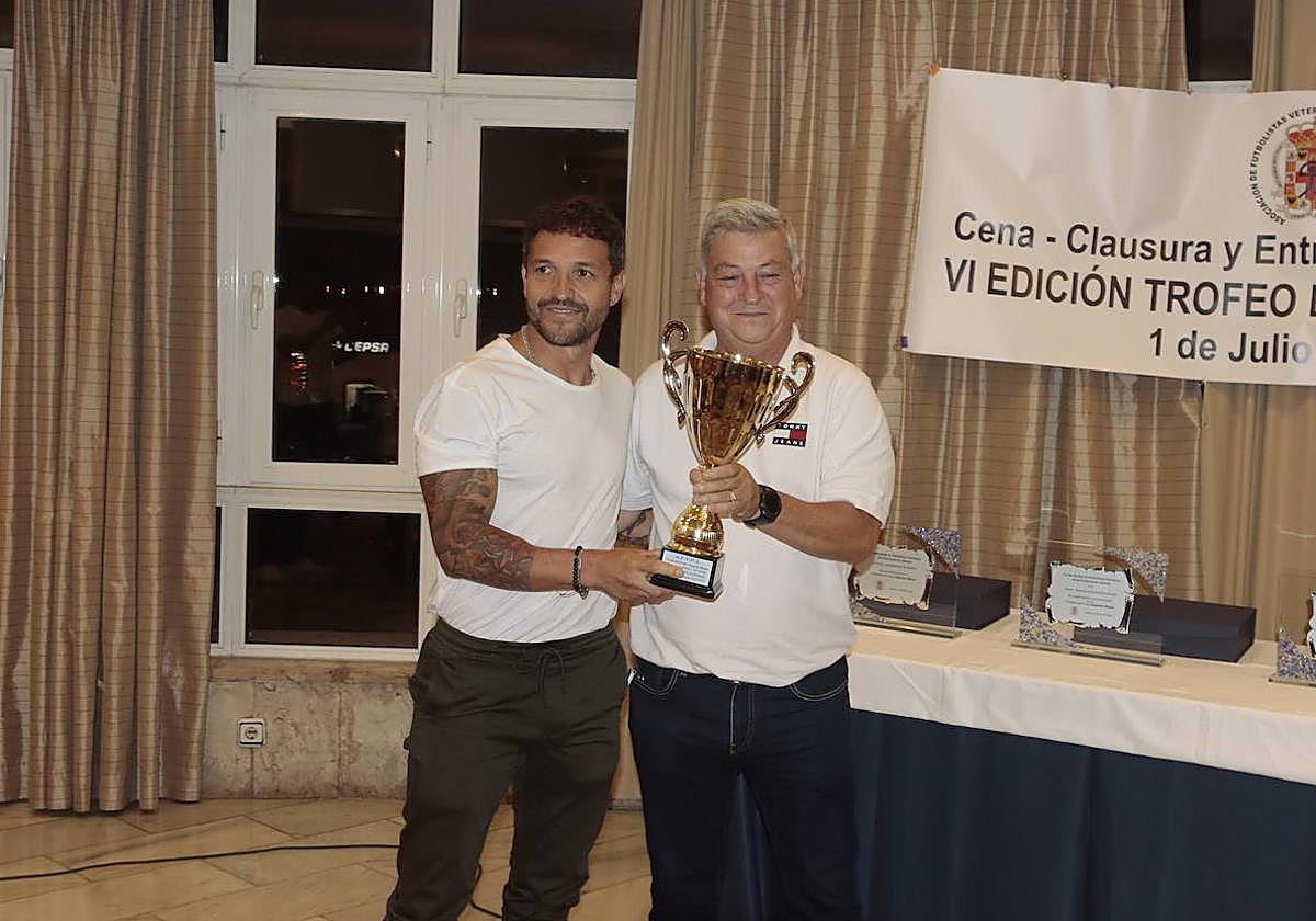 Grupo Control recoge el título de campeón de manos de Juan Francisco Asensio.