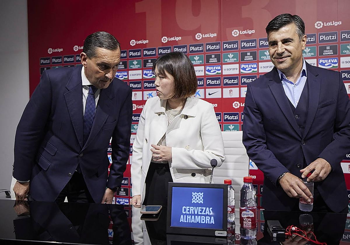 Sophia Yang se dirige a Alfredo García Amado, en la presentación del director general y de Nico Rodríguez.