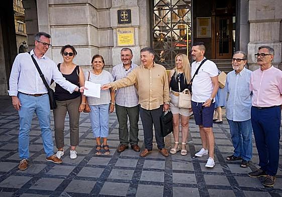 Miembros de la plataforma que lucha contra los cortes.