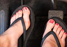 La DGT aclara si te pueden multar por conducir en chanclas este verano.