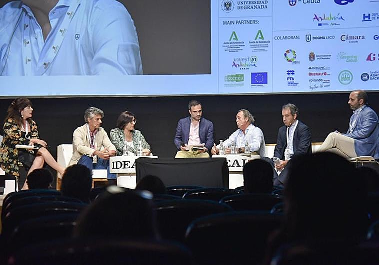 Mesa redonda sobre ecosistemas de emprendimiento moderada por Quico Chirino.