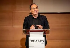 Alberto Conejero durante su intervención en la gala de los Premios IDEALES.