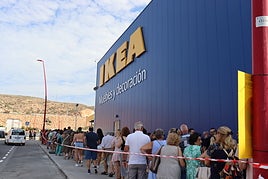 Largas colas para entrar en la tienda que abrió sus puertas a las 10.