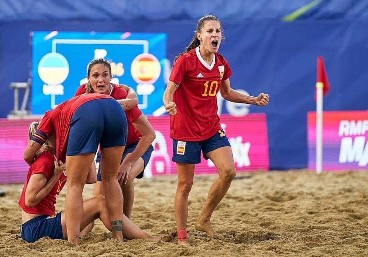 Jessy, que celebra el gol, se trae el oro para Almería.