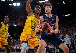 Sergi Martínez, con el balón, postea ante Inglis, del Gran Canaria