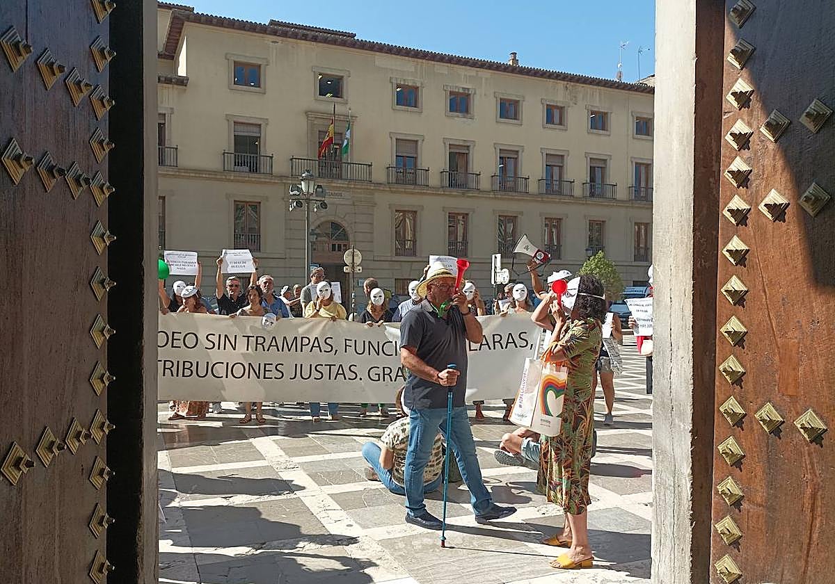 La concentración de los huelguistas de Granada de este martes frente al TSJA.