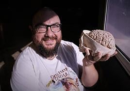 Óscar Huertas posa con un cerebro en la sala del Parque de las Ciencias donde se prepara la muestra 'Mens Sana'.