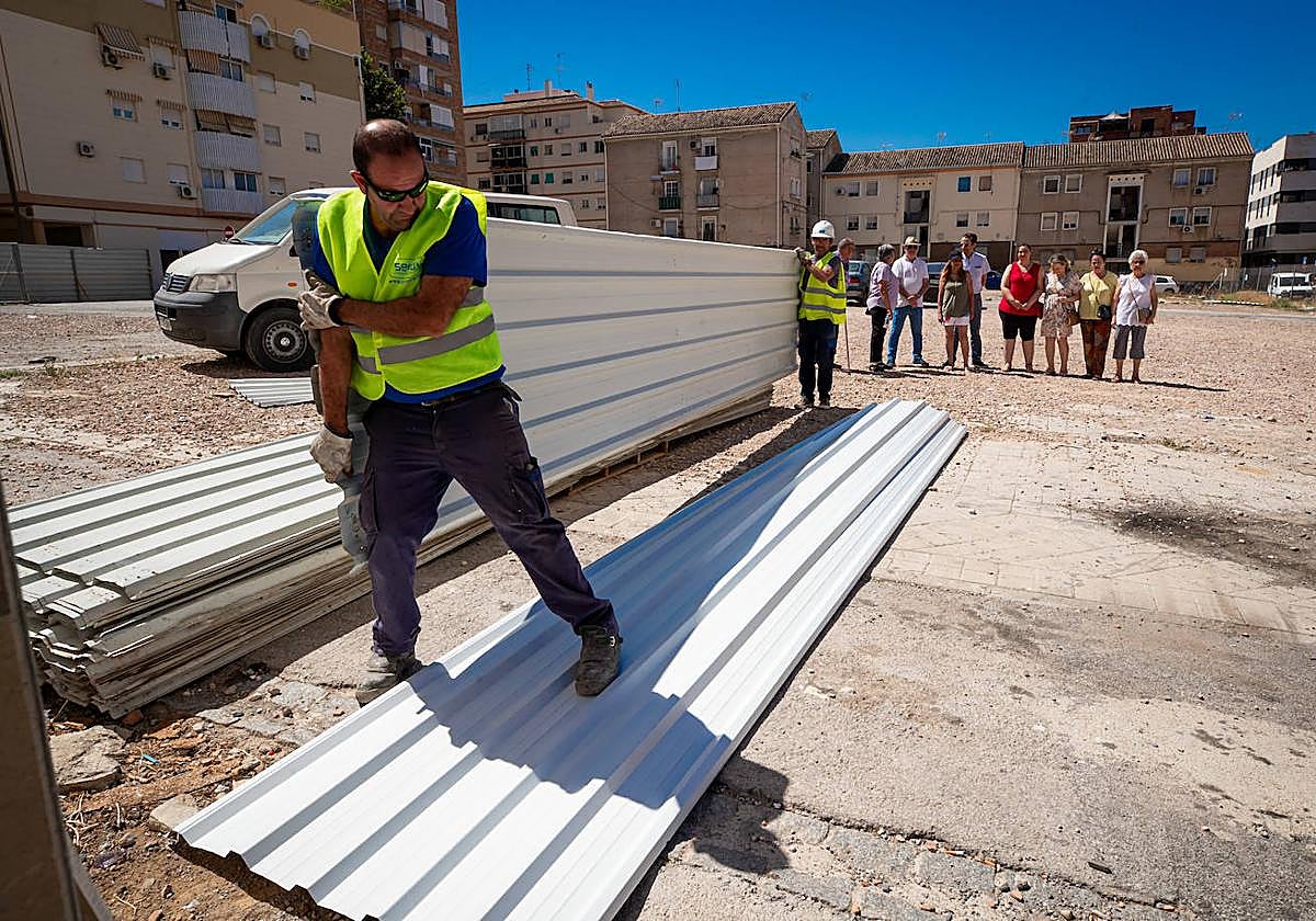 Los vecinos de Santa Adela en el solar donde se ha empezado a construir un nuevo bloque de 122 viviendas.