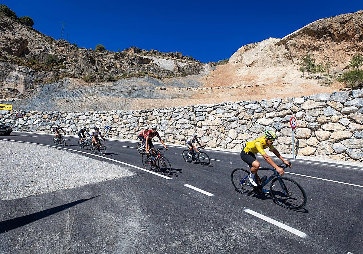 La zona de la carretera de Sierra Nevada con la ladera consolidada, ayer.