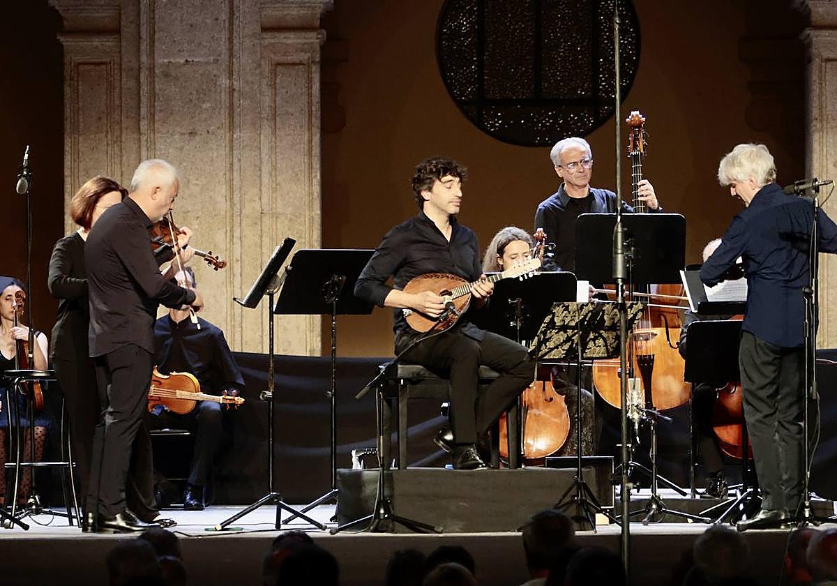 Avi Avital, con la mandolina, junto a Giovanni Antonini, director de Il Giardino Armonio, en el Colegio Mayor Santa Cruz la Real