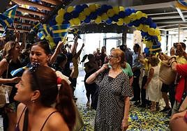 Los empleados de Ikea recibieron a los clientes a rimto de música, globo y mucho confeti.