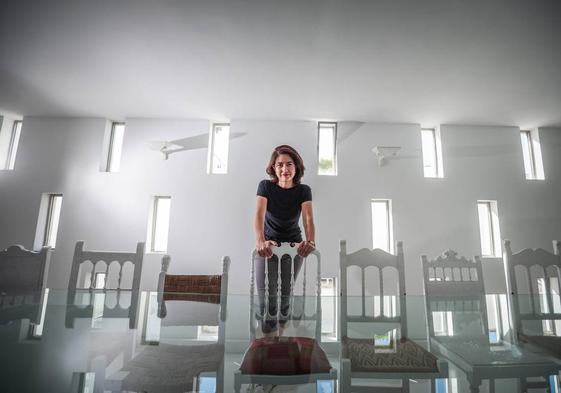 Elisa Valero, en la sala de reuniones, donde penetra la luz a través de pequeñas ventanas verticales