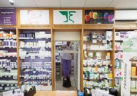 Un boticario busca medicamentos en su farmacia este martes.