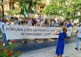 Los huelguistas que no han abandonado la lucha, este jueves en Gran Vía.